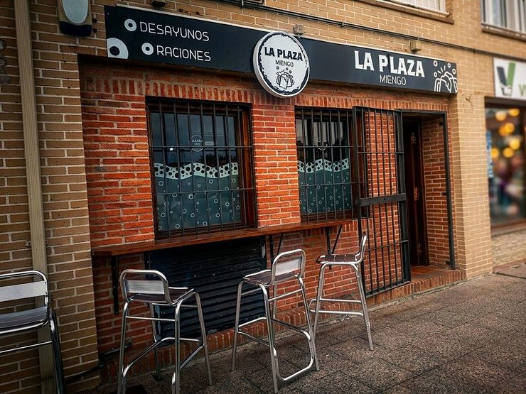 Fachada del bar La Plaza, en Miengo