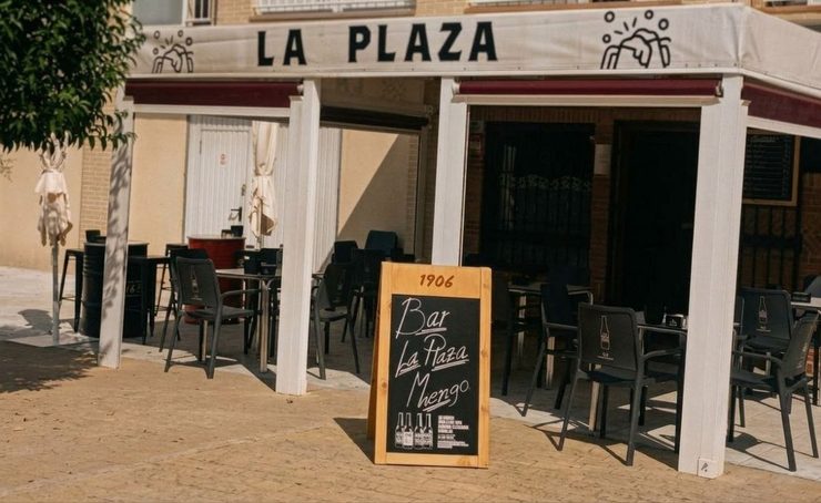 Terraza del bar La Plaza, con el toldo y las mesas fuera